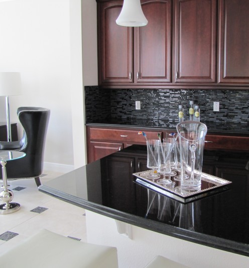 Wow, this black counter is dramatic and so specious. 
