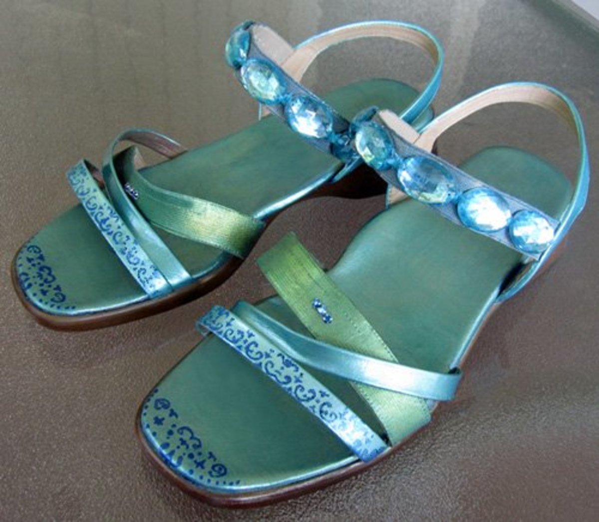 Ta-da! Don't the finished sandals look cool? 