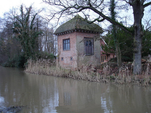 John Donne's house at Pyrford, by Suzanne Knights, at Wikimedia