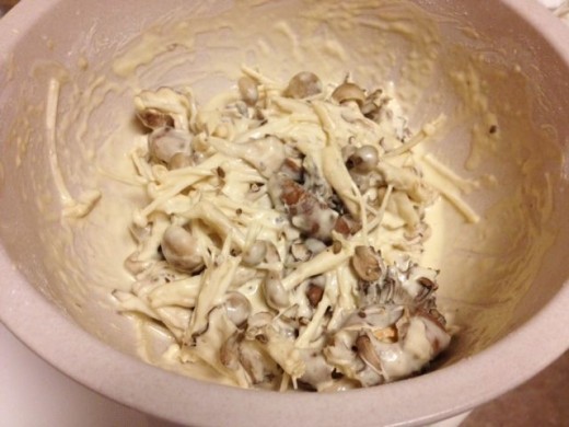 Cut the mushrooms into bite-sized pieces, prepare the batter and mix them together.