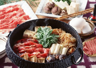 http://www.japaneserestaurantinfo.com/ja/foodstyle/foodpage/sukiyaki/image/sukiyaki1.jpg