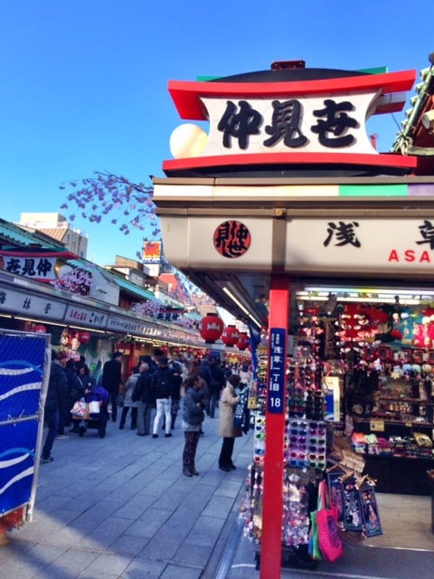Leading from Kaminari Mon to the main temple building is Nakamise-Dori, a shopping street 200 meters long, dating back to several centuries.