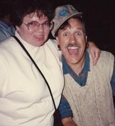 An enthusiastic fan surprises Tom Chapin at the 1992 WVF.