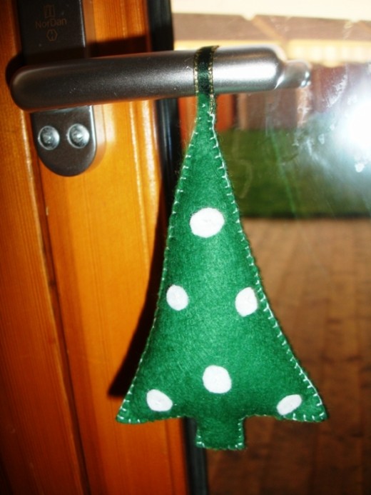 I have attached small hanger made from green ribbon.