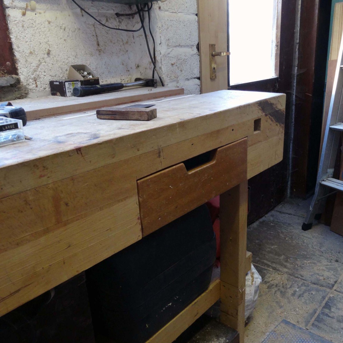 Fitting drawer in workbench