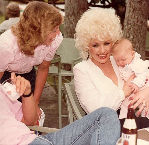Dolly Parton finds an Ideal Way to Share her Love of Children: Providing Children's Books