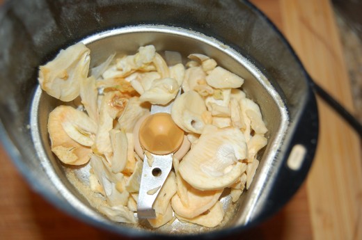 Grind Dried Garlic to make Tasty Garlic Powder Grind Dried Garlic to make Tasty Garlic Powder