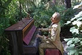 I love the way Bruno used props in his garden to fit into the theme he wanted to create.