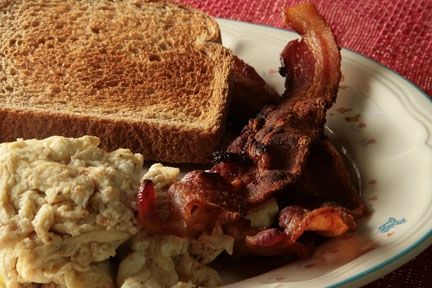 bacon-scrambled-eggs-toast-on-a-plate