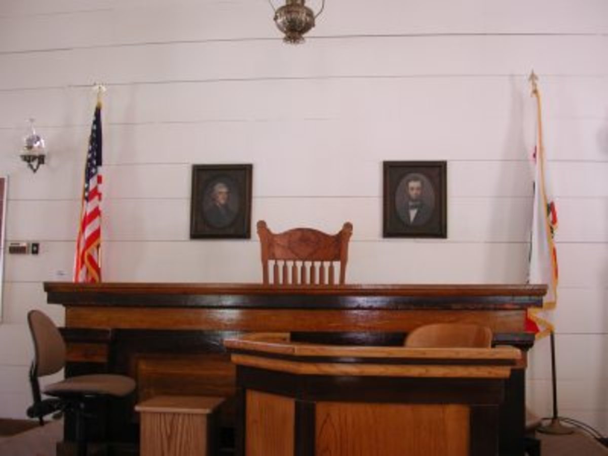 The wide judge's bench, with Lincoln and Jefferson looking over the judge's chair. 