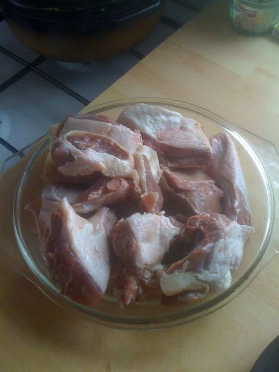 Cut the duck into large pieces, then wash and dry it well.
