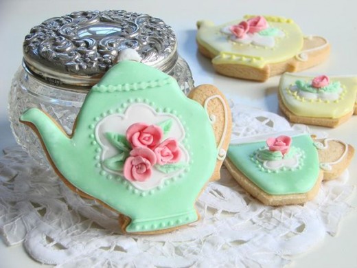 An example of beautifully decorated teapot and teacup cookies
