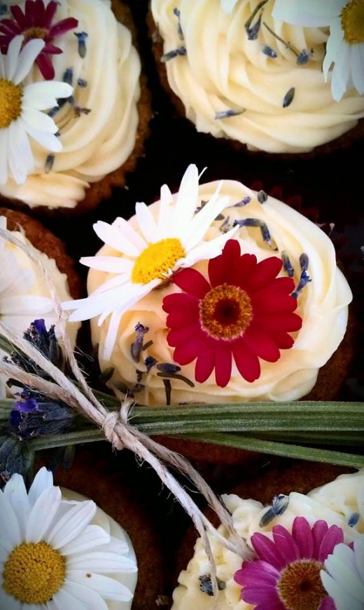 Fresh garden flower cupcakes