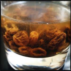 Soaking the raisins for strudel with raisins added to apples