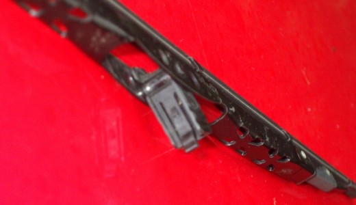 An unattached wiper blade at the center where it will be attached. An unattached wiper blade at the center where it will be attached.