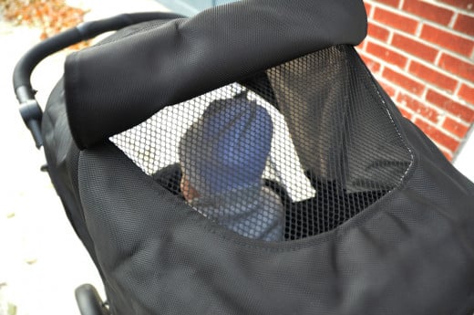 Britax B-Ready's magnetic peekaboo window