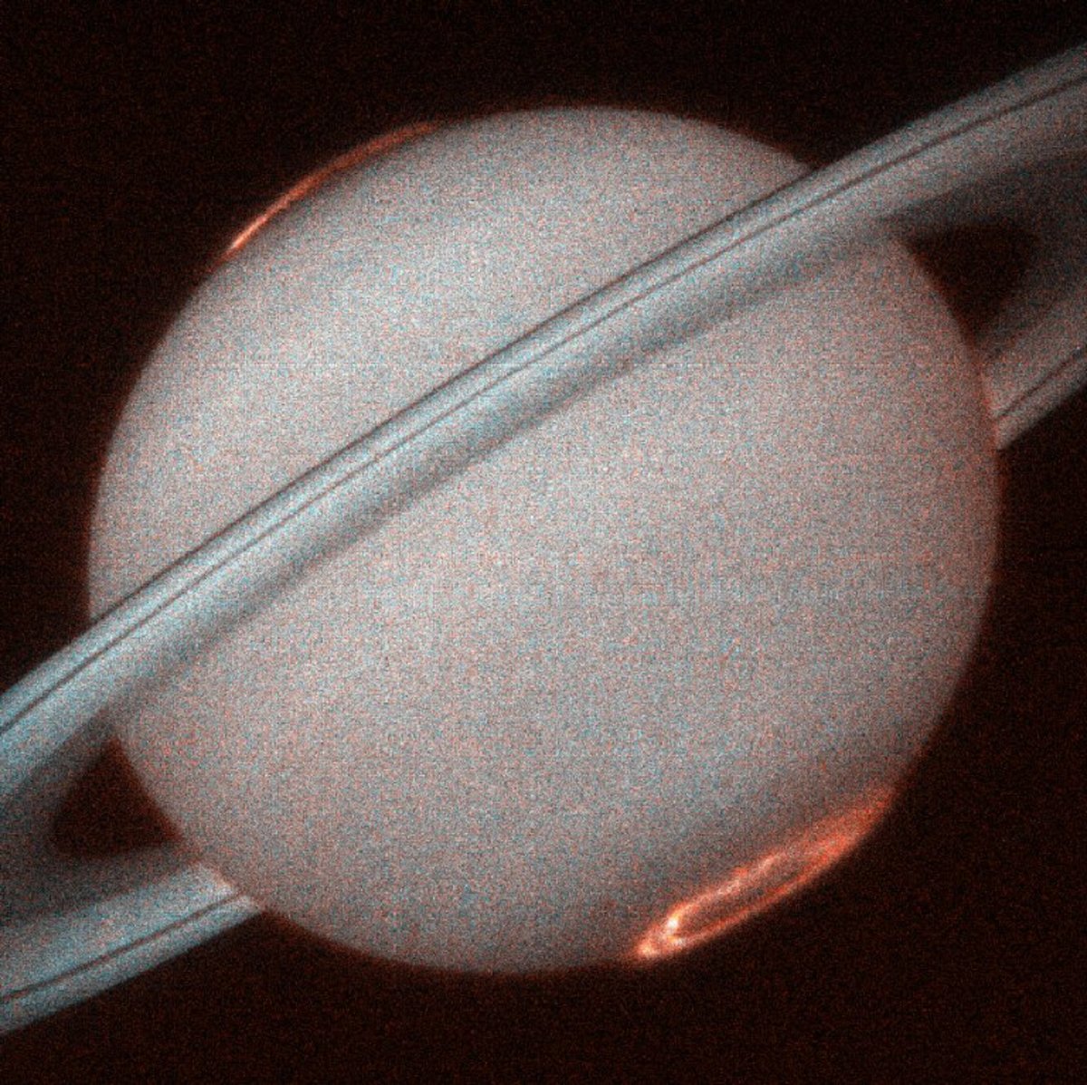 Cette image montre les aurores nord et sud des pôles de Saturne.