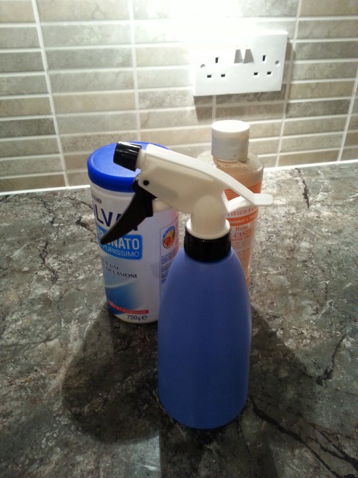 You don't need to buy expensive cleaning products when you can make green cleanser and natural washing up on your own.