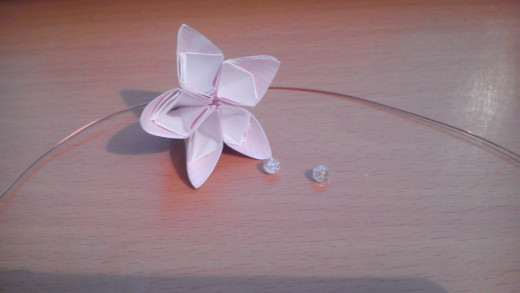 When you have finished gluing you will end up with a flower shape like this. Put it to one side while you create the stamen. You will need approx 24cm of wire and two or three small beads. 