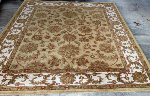 Hand-tufted wool rug