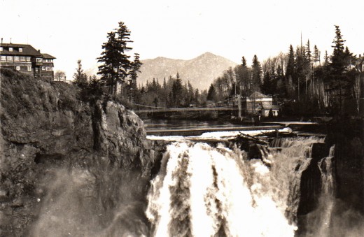 Historical Photo of Snoqualmie Falls and Snoqualmie Lodge