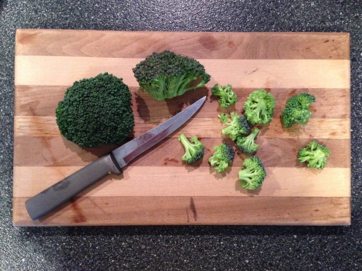 Many broccoli florets make up the entire crown. 