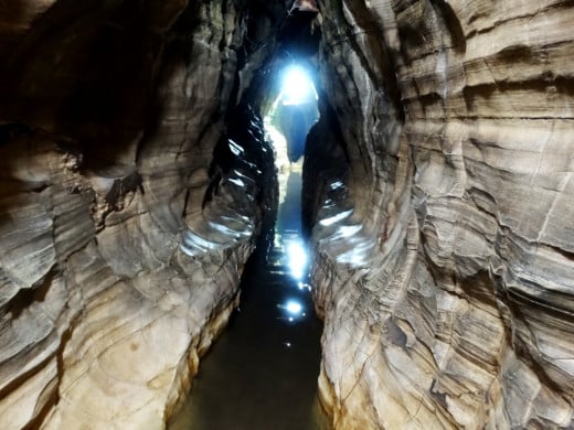 The water-filled narrow cave No.2
