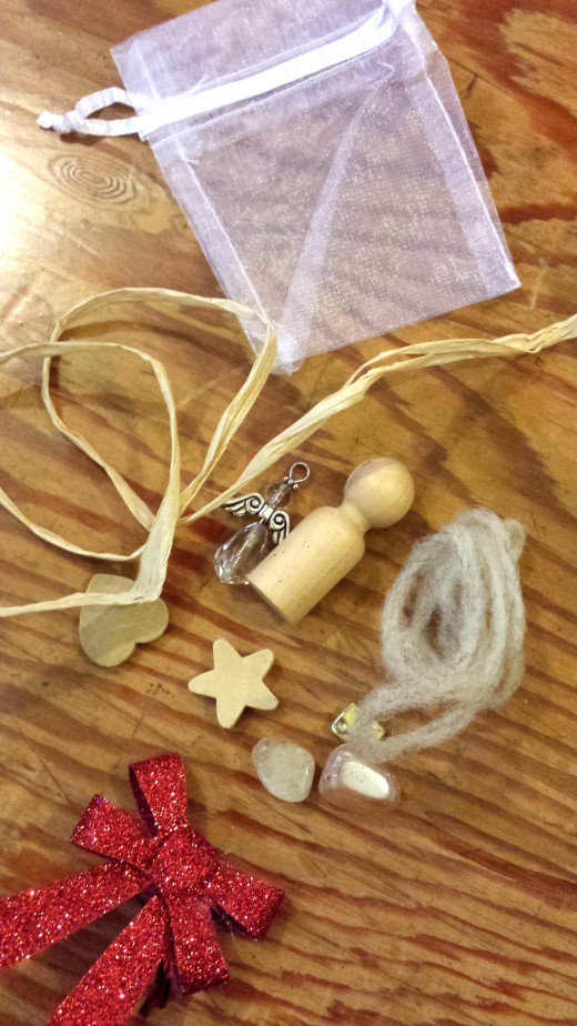 A few items used to make the decoration.