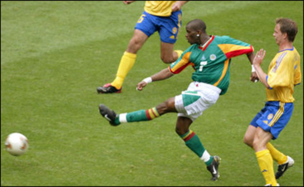 Senegalli Henri Camara kaleye ut att Bu, Japonya'nn Oita kentinde dzenlenen 2002 Dnya Kupas'nda 16. Turda sve'e kar altn gol olduunu kantlyor.