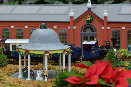 The Linnean house in the background, a miniature replica of this beautiful building, and a beautiful gazebo.