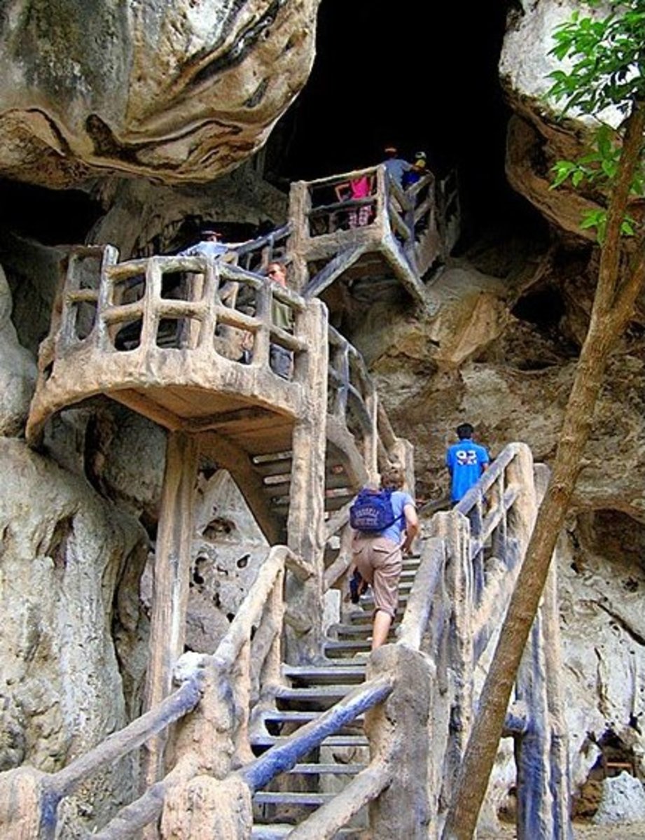 Khao Khanap Nam has several impressive caves with huge clusters of stalactites and stalagmites.