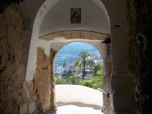 View framed by ‘Portal de San José’ 