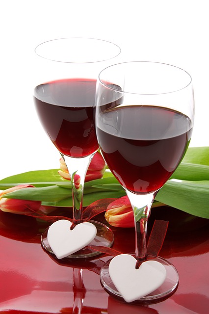 The language of love is simple. Red wine warms the heart and it is also good for the heart.