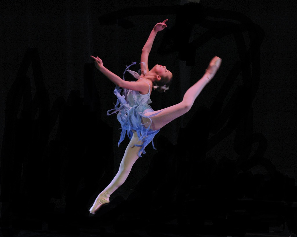 How to Create a Black Backdrop for Outdoor Photo Shoots With Only Your Camera