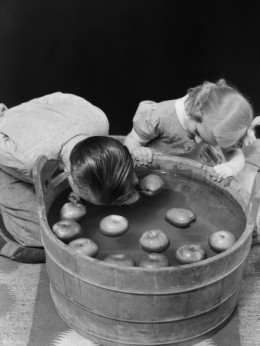 Place some small, green apples in a bowl of water, so that they float. The children have to retrieve them using their mouths only, keeping their hands behind their back. 