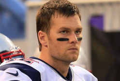 Tom Brady seen paying locker room attendant to deflate balls!