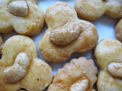 Roasted cashew nuts make good  crunchy bites for  biscuits
