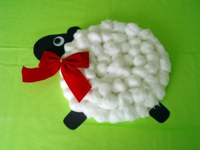 made from a paper plate, red bow, googly eye, some black card for the face an legs and a lot of cotton wool. What a fantastic idea for Easter! 