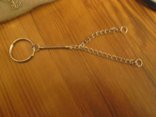Your key ring should now look like this. You are now ready to start attaching beads to the chain. 