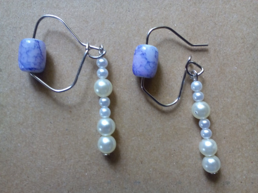 Simple earrings design. It can have the pearl as the dangling part or you can put chains.