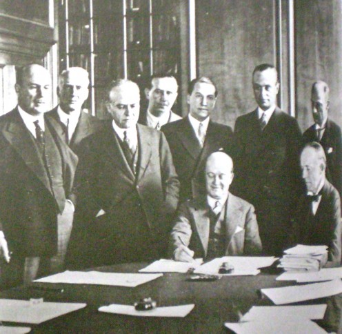 Vice President Roca signing the Roca-Runciman Treaty in 1933 with Sir Walter Runciman (seated, right) Source: "Historia Argentina". Autor: Diego Abad de Santillán. TEA, Tipográfica Editora Argentina. 1971, Buenos Aires, Argentina
