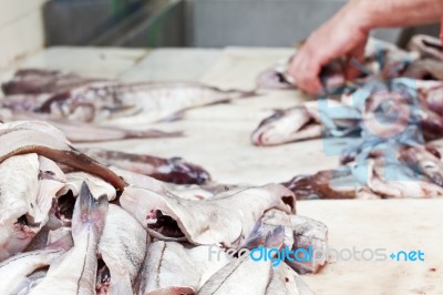 If you hate the smell of fish odor in your hands, ask the fish mongers for help