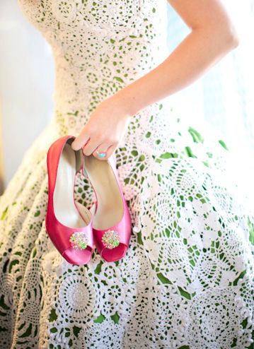 A nice way to wear a white gown that still goes with the strawberry theme: a white crocheted number on top of an olive gown (color of the leaves). And the shoes in strawberry pink color.