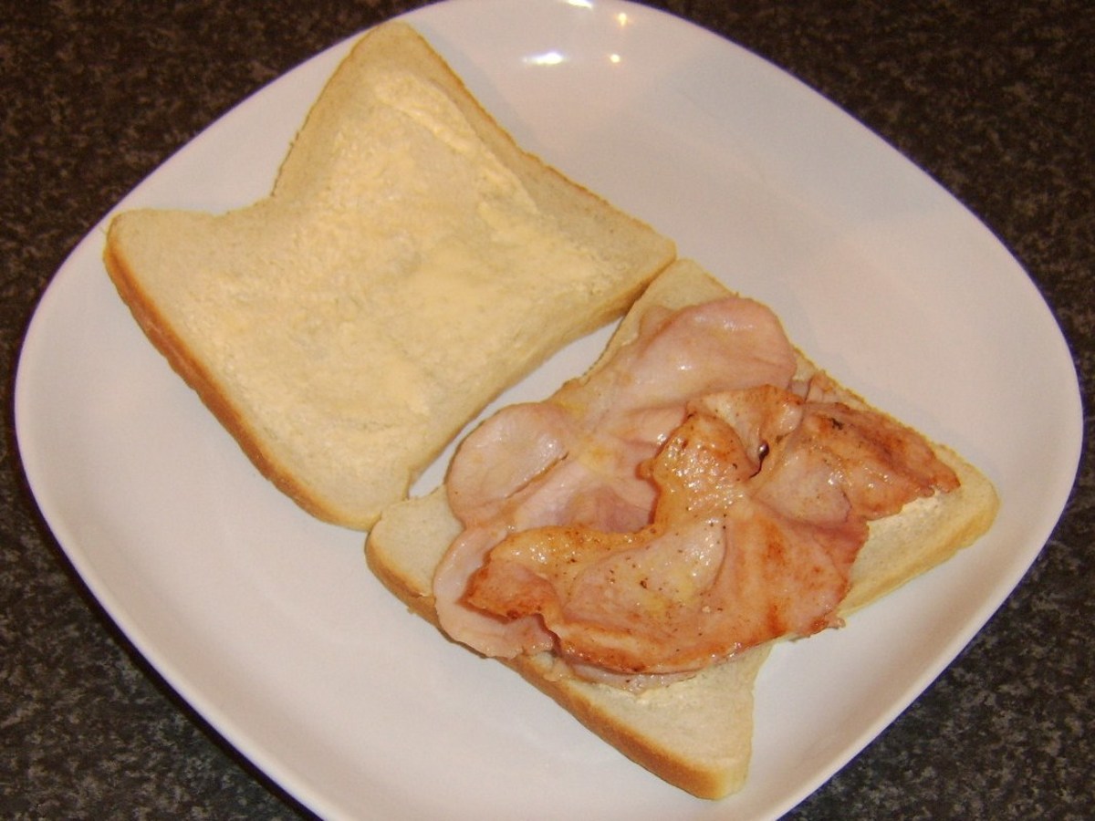 Bacon is first to be laid on one slice of bred