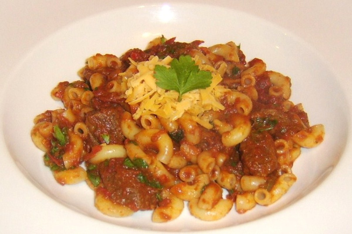 Succulent, spicy beef and tomato stew with macaroni and cheese