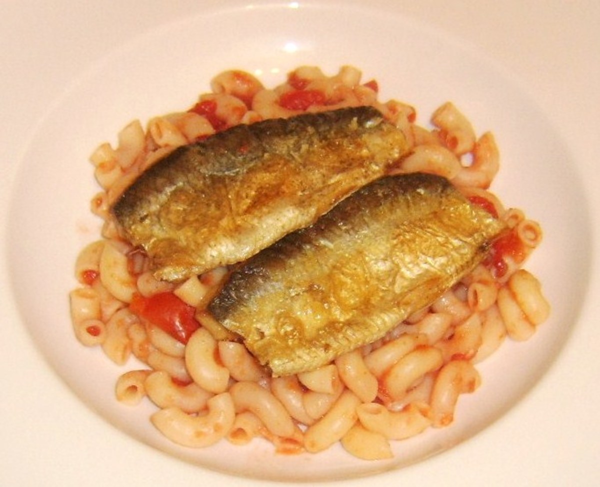 Cooked herring fillets are laid on top of the macaroni