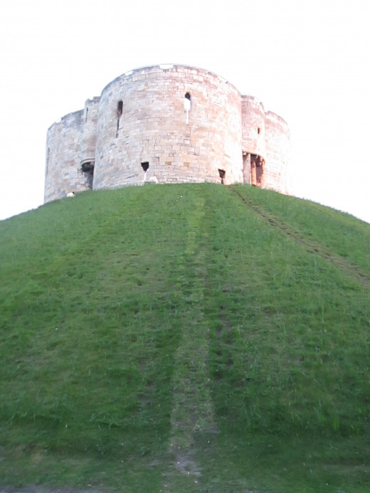 Replacing an earlier wooden keep, Clifford's Tower overlooks the river to the west, lies close to the present York Castle Museum and Coppergate