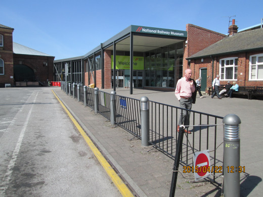 The entrance via the Peter Allen building between the station and loco depot on Leeman Road