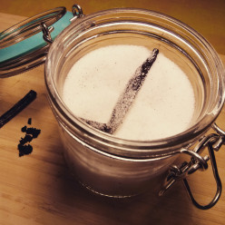 DIY Vanilla Sugar (Simple Recipe)