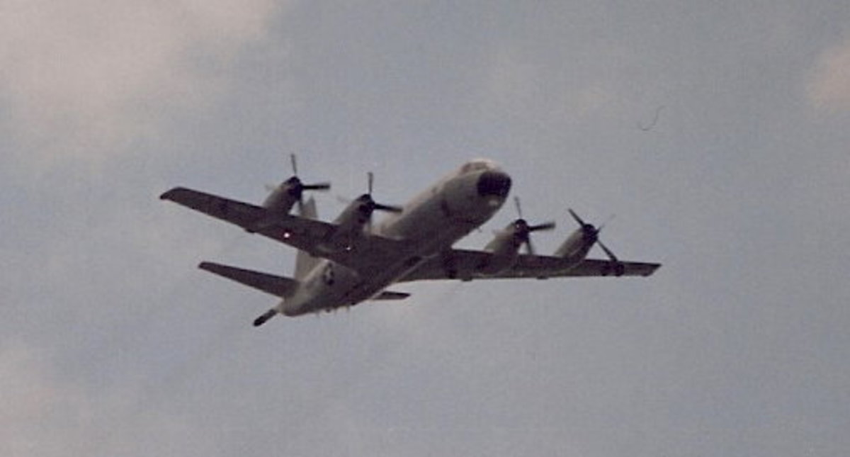 A US Navy P-3 Orion over the Washington Mall during the Desert Storm Victory Parade, June 1991.